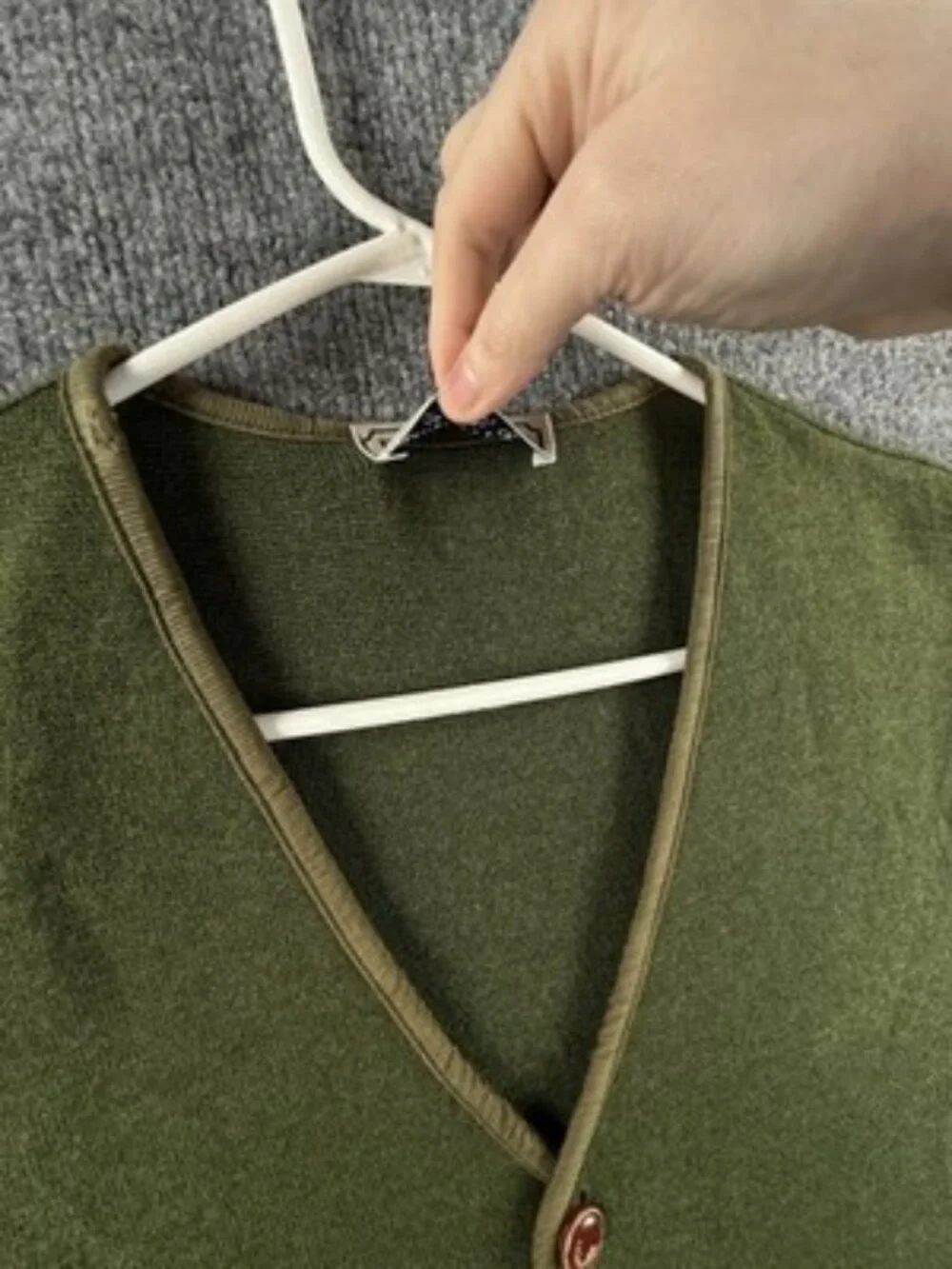 Burberry 5 Vest Green Mens V-Neck Sleeveless Solid Sweater Knit Adult Fashion